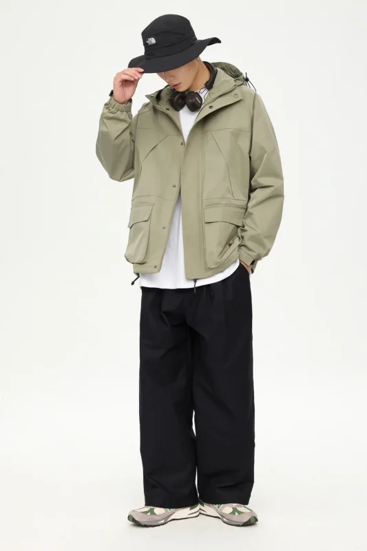 Wasserdichte Jacke mit aufgesetzten Taschen in Helloliv