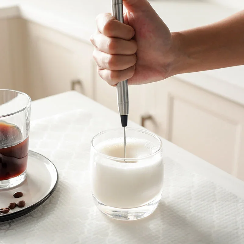 Karnz | Handheld Akku-Milchaufschäumer / Schaumzubereiter mit Edelstahl-Schneebesen, für Bulletproof Coffee, Latte, Cappuccino, heiße Schokolade und mehr