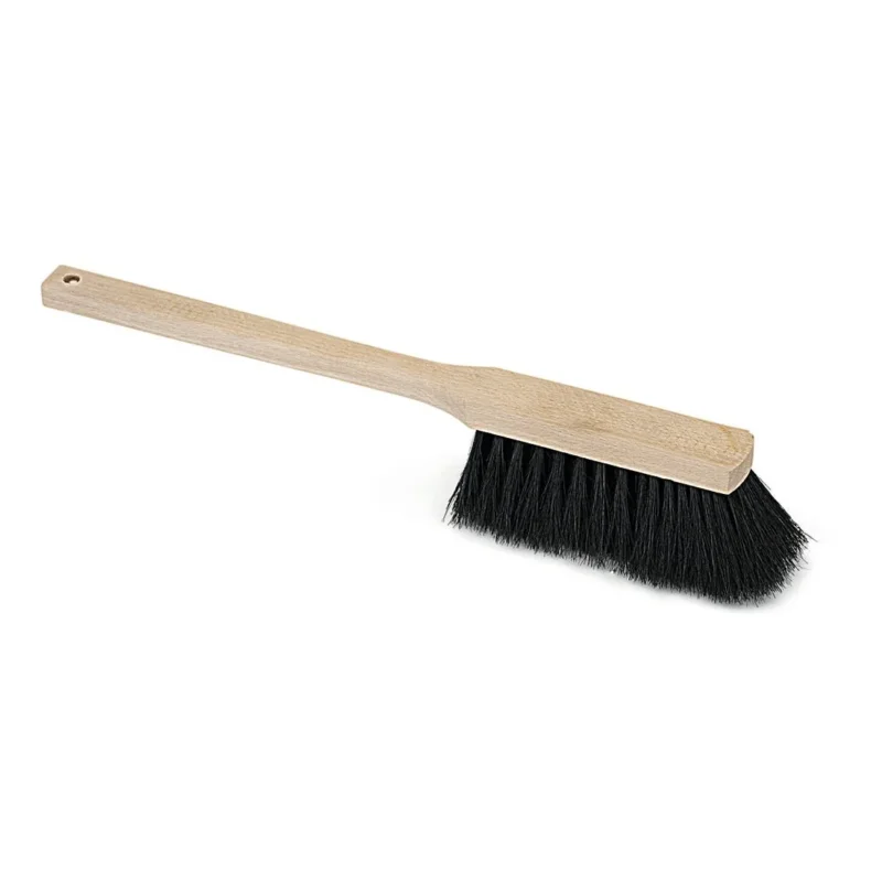 Die Nölle Profi-Bürste Langstielhandfeger, 43 cm, hat dichte Naturhaarborsten und einen hellen Holzstiel mit Aufhängeloch. Abgebildet auf weißem Hintergrund. Marke: Nölle Profi Pinsel Bürsten- & Pinseltechnik e.K.