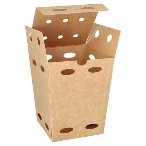 Die PAPSTAR 50 Pommes-Frites-Boxen aus brauner Pappe („pure“, 100% Fair) sind umweltfreundlich, stammen von der PAPSTAR GmbH und verfügen über mehrere runde Öffnungen an Seiten und Deckel; Der Karton ist offen mit hochgeklappten Klappen.