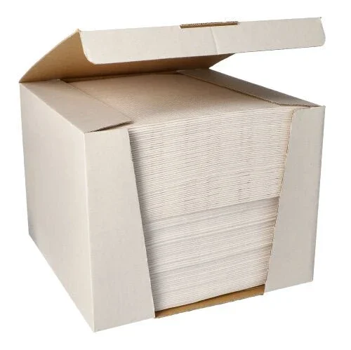 In einem großen, geöffneten Karton sind sauber gestapelte PAPSTAR 100 Servietten „ROYAL Collection“ 1/4-Falz (40x40 cm) der PAPSTAR GmbH zu sehen, wobei der Deckel teilweise angehoben ist und den Blick auf den hochwertigen Inhalt freigibt.