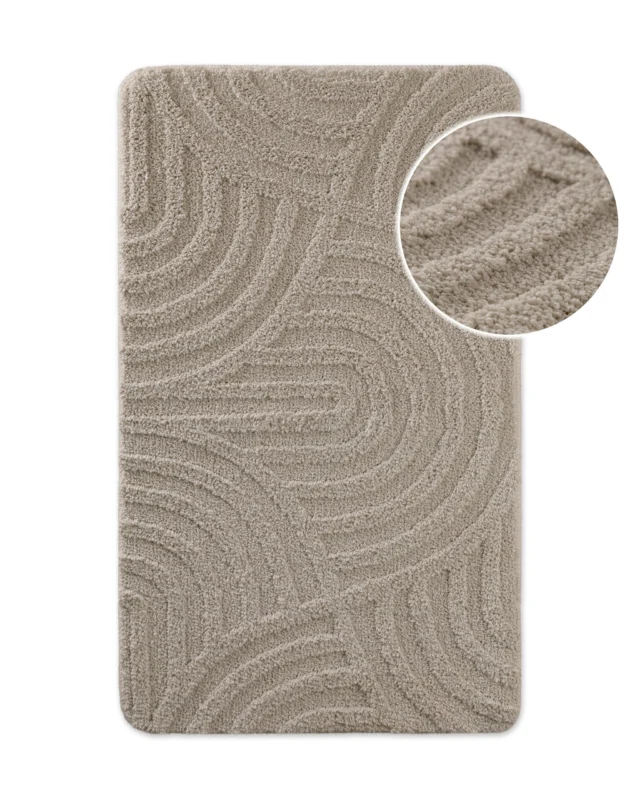 Badteppich von BathKing by WECONhome Fiete Sand Beige, Draufsicht mit Detailkreis der Florstruktur und eingeprägtem Linienmuster auf weißem Hintergrund