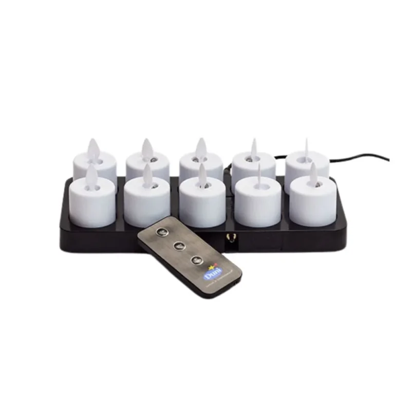 Eine Duni GmbH LED Moving Flame Kerze (38x36 mm) mit realistischem Flackereffekt wird auf einer schwarzen Ladestation präsentiert, die Fernbedienung davor. Die LED-Kerze ist weiß, und der Hintergrund ist ebenfalls weiß.
