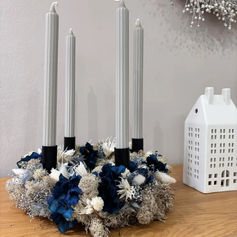 Adventskranz Nordlicht in Grau-Blau mit konservierten Zweigen, Frontansicht