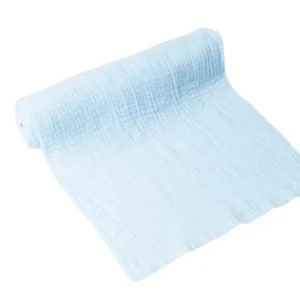 Chemin de table en gaze de coton pour décoration de baptême bleu ciel