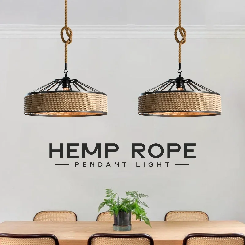 Seillampe aus Eisen und Hanfseil mit schwarzem Lampenschirm im Industrial-Stil.