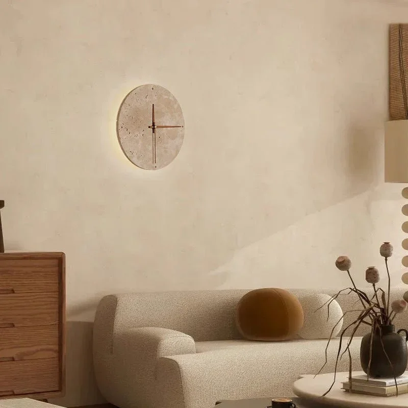 Brehn | Erwecken Sie Ihren Raum mit der Wabi-sabi Wanduhr aus Travertin